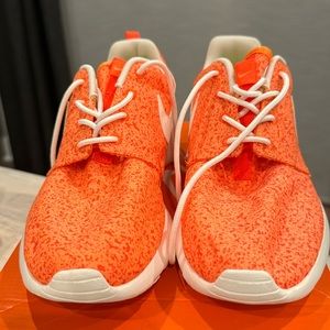 Nike Roshe sneakers - 8 womens  *NEW*